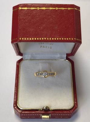 Bague or jaune ornée d'un petit diamant central en serti clo…