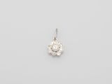 un pendentif en forme de fleur en diamant sur fond blanc