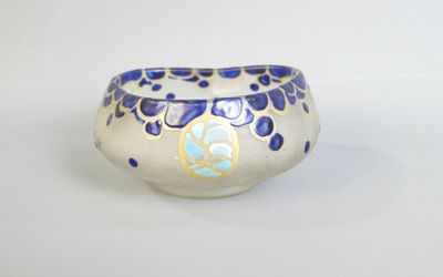 un bol bleu et blanc orné d'un motif floral