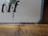 une pancarte portant l'inscription « brituf » sur le côté d'une table en bois