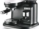 une image d'une cafetière en noir et blanc