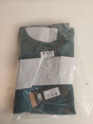 une chemise emballée dans du plastique, posée sur une table