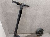 un scooter qui est posé dans un coin de la pièce