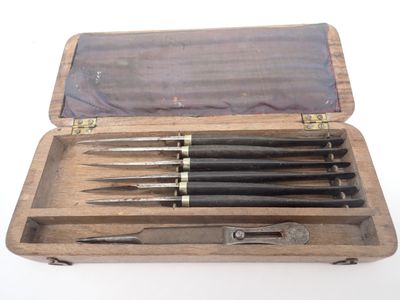 un coffret en bois contenant cinq types de stylos différents