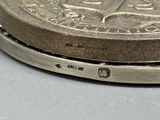 un gros plan d'une pièce d'argent posée sur une table