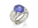 un gros plan d'une bague sertie d'une tanzanite et de diamants