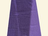 écharpe violette à franges sur fond blanc