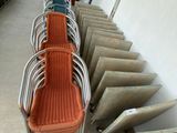 beaucoup de chaises alignées contre le mur