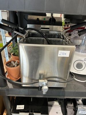 une photo d'une cuisine avec un mixeur et une plante en pot