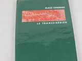 un livre vert orné d'une bande rouge