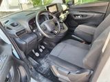l'intérieur d'une voiture avec un volant et un tableau de bord