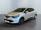 La voiture blanche est garée dans une pièce au sol gris.