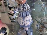 une vitrine sur laquelle est posée une figurine représentant une petite fille