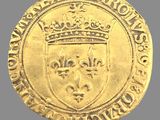 un gros plan d'une pièce d'or surmontée d'une couronne