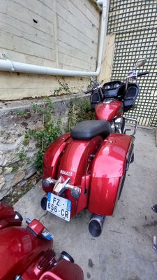 deux motos rouges garées l'une à côté de l'autre sur le trottoir