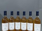 six bouteilles de vin blanc alignées