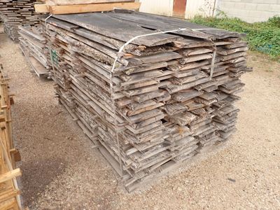 un tas de bois posé sur le sol