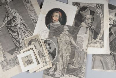 de nombreuses photos différentes d'une femme et d'un homme posées sur une table
