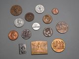 un lot de pièces de monnaie posées sur une table