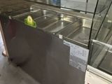 une vitrine réfrigérée dans un magasin d'alimentation