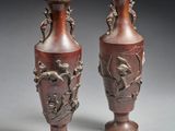 deux vases posés côte à côte sur une table