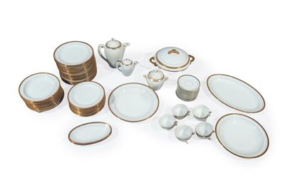 une image représentant un ensemble de plats et de tasses blancs et dorés
