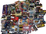 un tas de jouets de toutes sortes posés sur une surface blanche