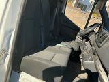 vue de l'intérieur d'une camionnette depuis le siège conducteur