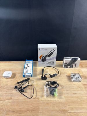 une photo d'une table en bois sur laquelle sont posés des appareils électroniques et une boîte