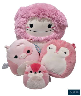 trois peluches assises les unes à côté des autres sur un fond blanc