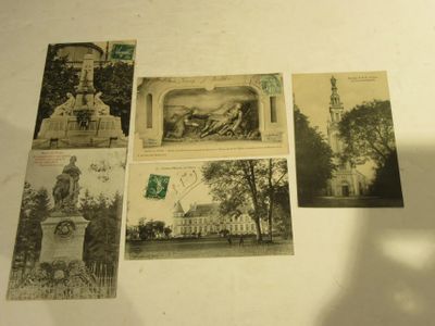 plusieurs anciennes cartes postales représentant un bâtiment et une horloge posée sur une table
