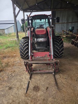 un tracteur garé devant un bâtiment