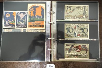 une photo d'une collection de timbres rangés dans un album