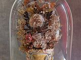 une cloche en verre contenant un bouquet de fleurs