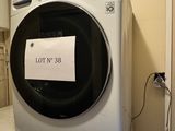 un lave-linge et un sèche-linge blancs dans une petite pièce