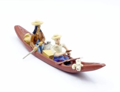 deux figurines représentant un homme et une femme dans un bateau