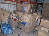 de nombreux cartons empilés les uns sur les autres dans un entrepôt