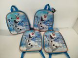 trois sacs à dos avec une image d'Olaf, le bonhomme de neige, dessus