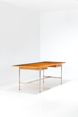 une photo d'une table à manger dans une pièce blanche