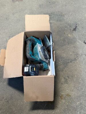 une boîte contenant des outils posée sur le sol
