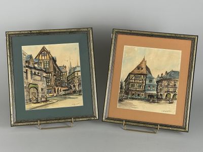 deux photos encadrées représentant des bâtiments anciens, exposées sur un fond gris