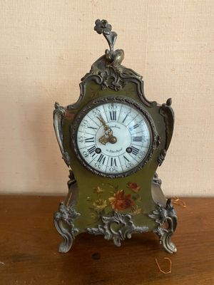 une horloge posée sur une table en bois