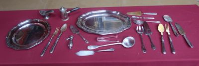 une table recouverte d'une nappe rouge et sur laquelle sont disposés des couverts