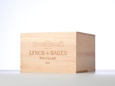 the wooden box is empty and ready to be filled with wine