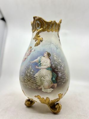 un vase sur lequel figure la photo d'une femme
