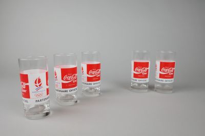 quatre verres à shot sont alignés sur une table