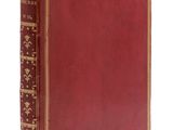 un livre rouge avec des bordures dorées et une étoile dorée sur la couverture