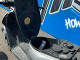 un scooter avec un casque à l'arrière