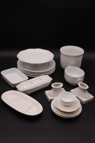 Lot de porcelaine blanche, cache pots, assiettes et divers