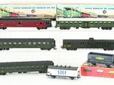 quatre wagons différents exposés dans une boîte